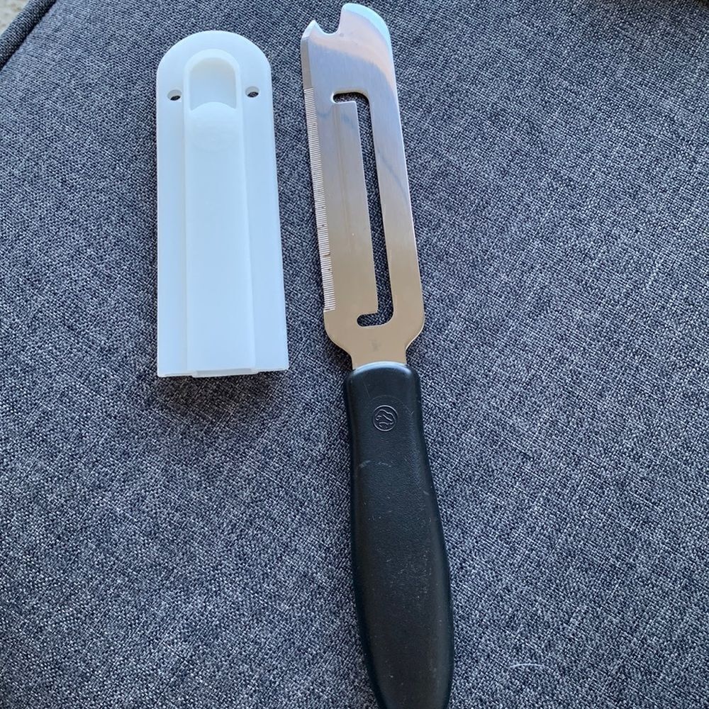 ‎Pampered Chef Cheese Knife slicer with cover